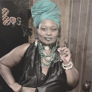 kweenebonylee with da ebbleeflo-logo