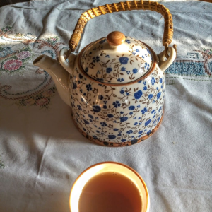 La tetera de porcelana-logo