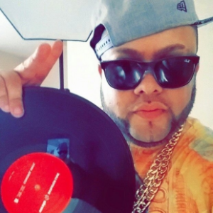 DJ FLOW EL TRAVIESO NYC.-logo